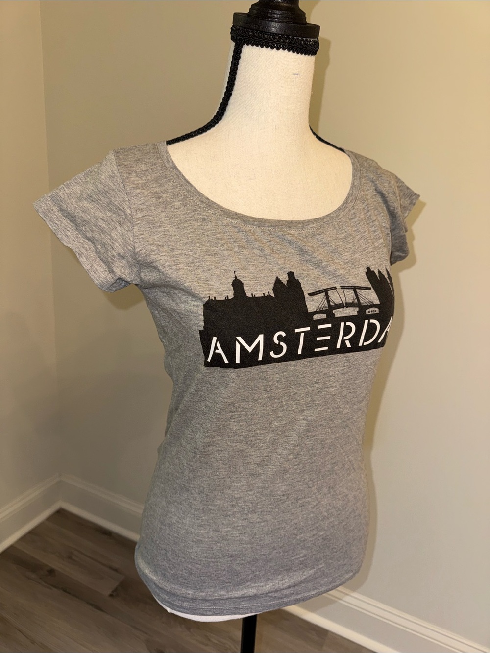 Amsterdam Graphic Scoop Neck Tee - Grey size medium - Picture 2 of 4